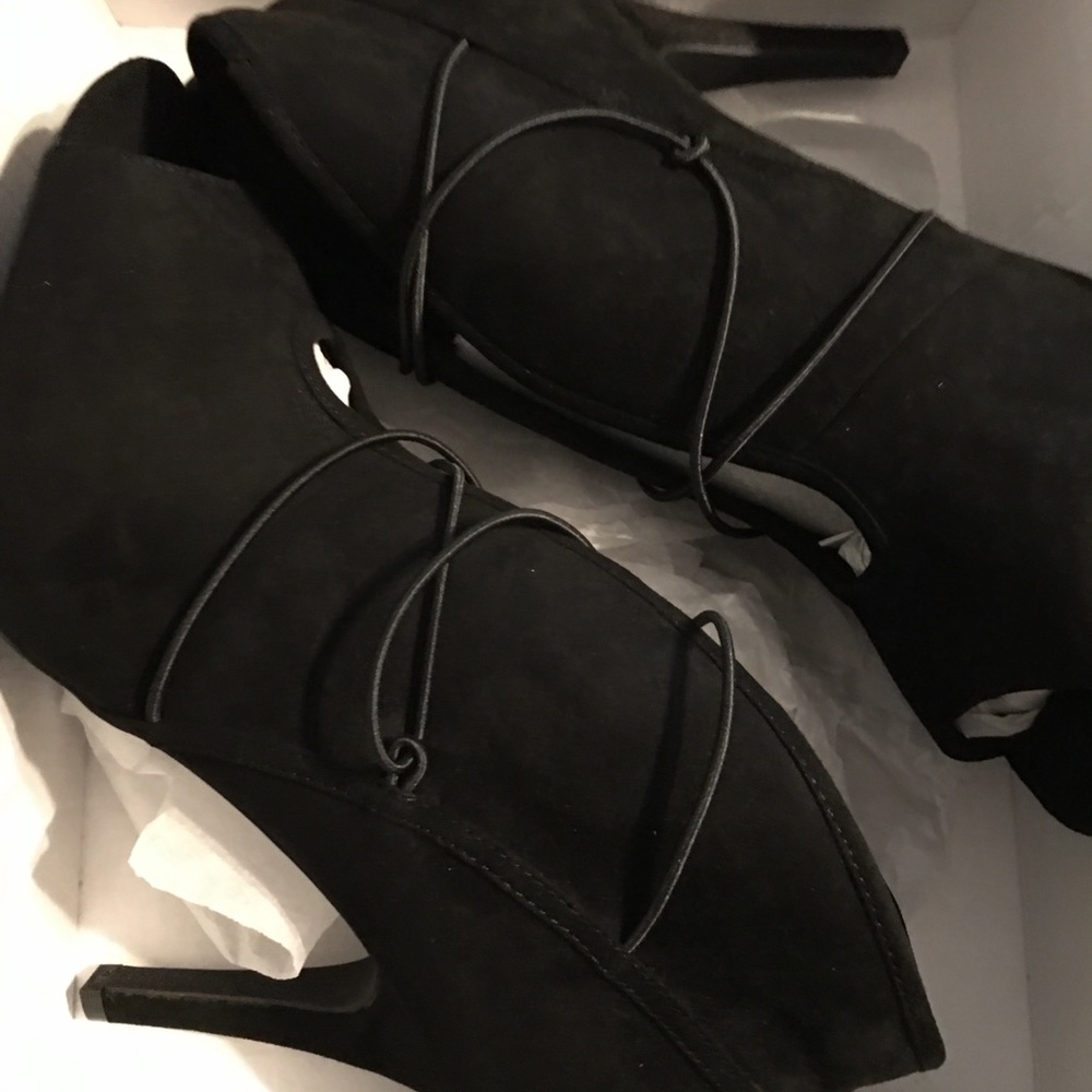 Black sandal pump